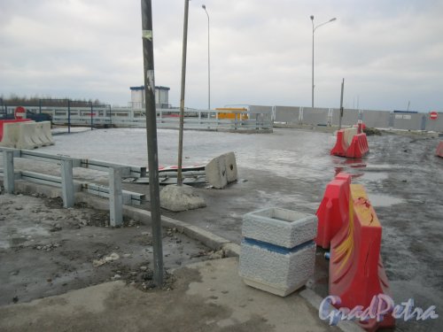 Пр. Героев. Вид с ул. Маршала Захарова. Закрытый проезд на мост через Дудергофский канал. Фото 22 февраля 2015 г.