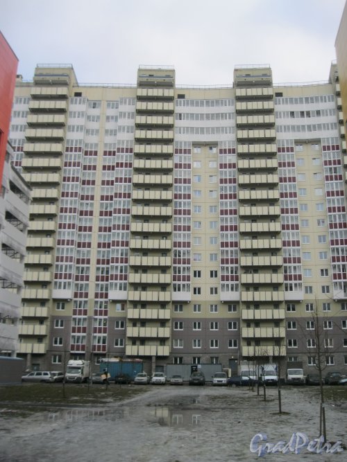 Пр. Героев, дом 24, корпус 2. Фрагмент фасада. Фото 29 декабря 2015 г.