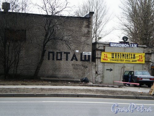 проспект Энергетиков, дом 9, литера П. Общий вид здания. Фото 10 апреля 2009 года.