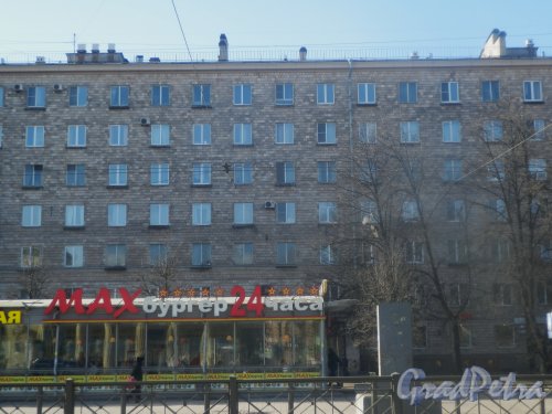 Проспект Стачек, дом 75. Центральная часть жилого дома от станции метро «Автово». Фото 5 марта 2015 года.