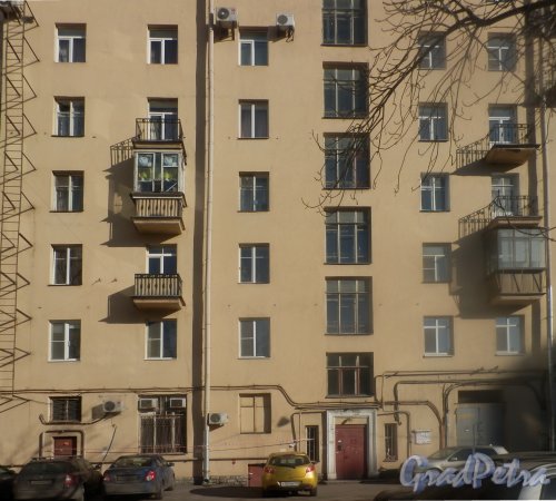 Проспект Стачек, дом 75. Вход в один из подъездов. Фото 5 марта 2015 года.