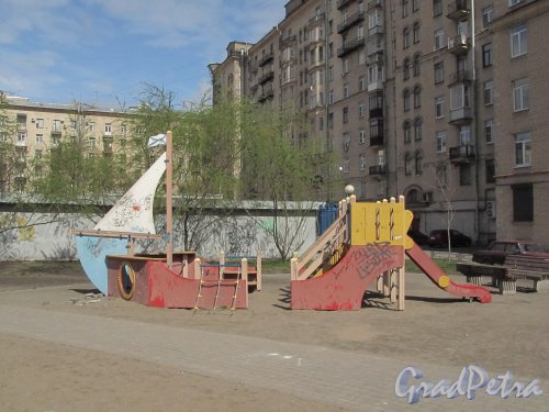 Московский проспект, дом 193, литера Б. Общий вид гаражей и детской площадки. Фото 7 мая 2012 года.