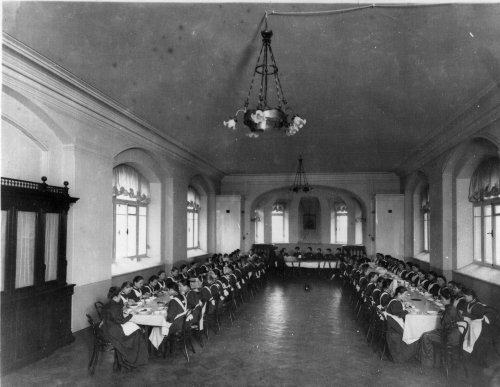Воспитанницы Свято-Владимирской женской церковно-учительской школы в столовой за обедом. Фото 1909 года.