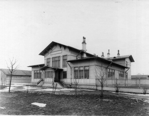 Внешний вид учебного павильона Свято-Владимирской женской церковно-учительской школы. Фото 1909 года.