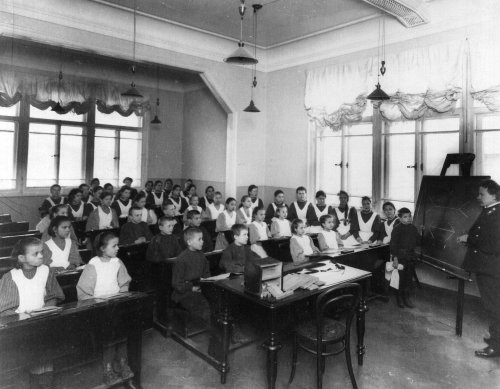 Классные занятия в  Свято-Владимирской женской церковно-учительской школе. Фото 1909 года.