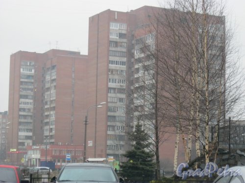 Пр. Ударников, дом 17, корпус 1 (справа). Общий вид со стороны дома 27 по ул. Передовиков. Фото 8 марта 2015 г.