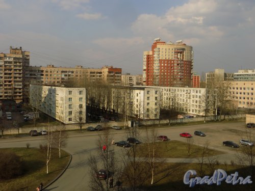 Ленинский проспект, дом 147, корпус 3 (левый), корпус 4 (центр) и корпус 5 (правый).  Вид со стороны больницы №26 Московского района. Фото 12 апреля 2015 года.