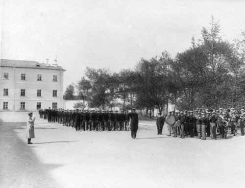 Военные занятия воспитанников перед зданием Гатчинского сиротского института императора Николая I. Фото начала XX века.