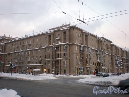 Московский проспект, дом 204, литера А. Угловая часть жилого дома со стороны улицы Гастелло. Фото 31 декабря 2009 года.