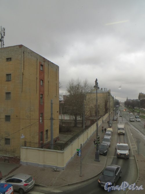 Участок нечетной стороны Московского проспекта от Малой Митрофаньевской улицы (дома 85 и 83). Фото 17 апреля 2015 года.