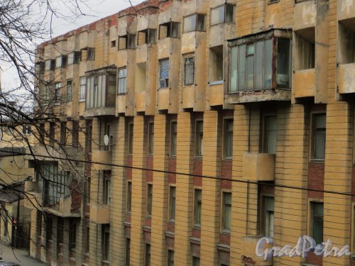 Московский проспект, дом 85, литера А. Фрагмент фасада по Малой Митрофаньевской улице. Фото 17 апреля 2015 года.