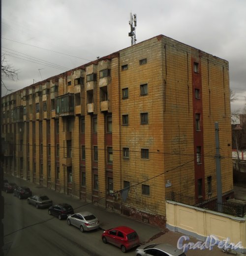 Московский проспект, дом 85, литера А. Угловая часть здания со стороны Московского проспекта. Фото 17 апреля 2015 года.