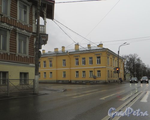 город Петергоф, Санкт-Петербургский проспект, дом 42. Общий вид жилого дома и  фрагмент деревянной резьбы на доме 40. Фото 7 апреля 2015 года.