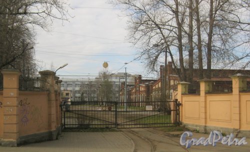 Средний пр. В. О., дом 77-79. Вид из окна проезжающего мимо трамвая на ворота бывшего трамвайного парка. Фото 27 апреля 2015 г.