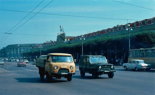 Липовая аллея перед центральным корпусом универмага «Гостиный двор». 1981 год. Йоргенсен путешествует по Советскому Союзу.