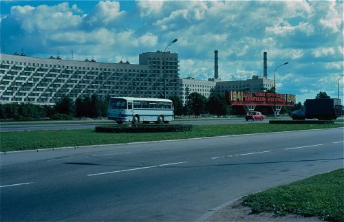 проспект Непокорённых, дом 74. Фрагмент фасада жилого дома. 1981 год. Йоргенсен путешествует по Советскому Союзу.