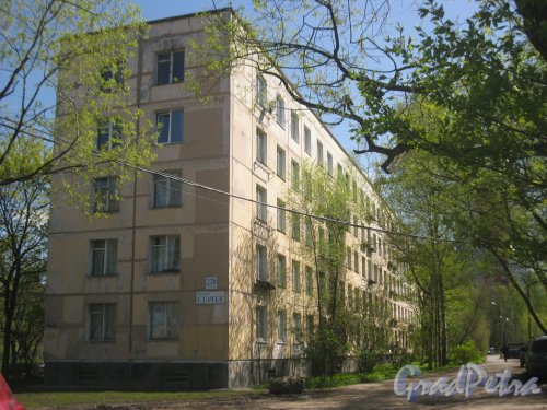 Пр. Стачек, дом 220, корпус 2. Вид из парка «Александрино». Фото 10 мая 2015 г.