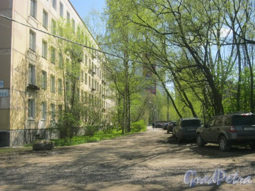 Пр. Стачек, дом 220, корпус 2. Вид из парка «Александрино» на дом и проезд в сторону пр. Ветеранов. Фото 10 мая 2015 г.