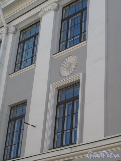 Средний пр. В.О., 82. Филиал Горного университета. Фрагмент фасада. Фото апрель 2014 г.