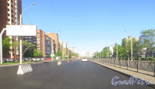 Новое асфалфьтовое покрытие проезжей части Ленинского проспекта на участке от Кубинской улицы до площади Конституции. Фото 24 мая 2015 года.
