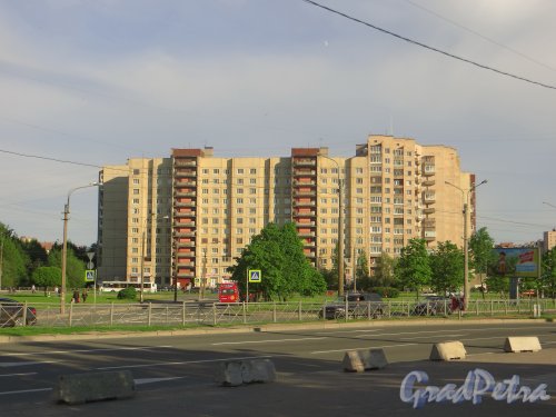 проспект Большевиков, дом 2, литера Б. Общий вид здания от Ледового дворца. Фото 30 мая 2015 года.