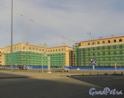 Заневский проспект, дом 5, литера А (правый) и литера Б (левый). Ремонт фасада зданий. Фото 30 мая 2015 года.