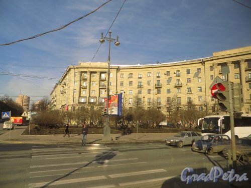 Московский проспект, дом 171, литера А. Полукруглая часть фасада со стороны площади братьев Стругацких. Фото 18 марта 2015 года.