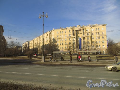 Московский проспект, дом 173, литера А. Фасад со стороны площади братьев Стругацких и Московского проспекта. Фото 18 марта 2015 года.