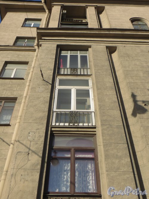Московский проспект, дом 179, литера А. Балконы жилого дома. Фото 18 марта 2015 года.