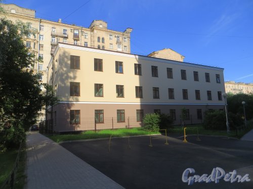 Московский проспект, дом 193, литера Б. Общий вид административного здания со стороны дома 161, корпус 4 по Ленинскому проспекту. Фото 3 июля 2015 года.