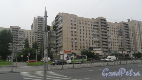 Проспект Луначарского, дом 1. Жилой дом 137 серии 1988 года постройки. Корпус 1-справа, корпус 2 слева на фотографии. Фото 7 августа 2015 года.