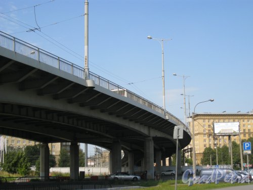 «Кронштадтский» автомобильный путепровод в створе проспекта Стачек. Вид в сторону района Автово от Автомобильной ул. Фото 6 августа 2015 г.