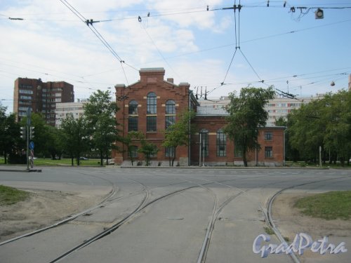 пр. Стачек, дом 91, литера А. Вид от трамвайных путей из трамвайного депо. Фото 6 августа 2015 г.