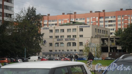 Проспект Королева, дом 48, корпус 5. Многопрофильный медицинский центр «Бехтерев», 744-72-72. Фото 8 сентября 2015 года.