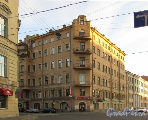 Пр. Римского-Корсакова, д. 71 / Английский пр., д. 40. Угловая часть здания. Фото 11 октября 2015 года.