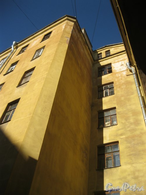 Нарвский пр., дом 9. Фрагмент здания со стороны двора. Фото 19 октября 2015 г.