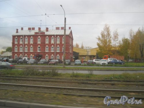 Ириновский пр., дом 46. Вид из окна проезжающего мимо автобуса. Фото 24 октября 2015 г.