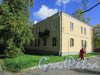 город Ломоносов, Иликовский проспект, дом 12, литера А. Угол здания со стороны Александровской улицы. Фото 20 сентября 2015 года.