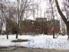 проспект Обуховской Обороны, дом 44, литера А. Общий вид расселённого дома со стороны дома №42. Фото 17 февраля 2016 года.
