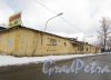 проспект Обуховской Обороны, дом 44. Одноэтажные хозяйственные постройки со стороны Общественного переулка. Фото 17 февраля 2016 года.