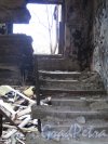 Пр. Обуховской Обороны, д. 44а. Жилой дом для рабочих. Остатки лестницы. фото апрель 2015 г.