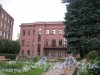 Бол. Сампсониевский пр., дом 60, литера Б. Фрагмент здания. Вид из сквера внутри территории. Фото 17 сентября 2016 г.