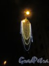 Новогодняя гирлянда на фонарном столбе у дома 167 по Московсскому проспекту. Фото 16 декабря 2017 года.