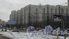 Коломяжский проспект, дом 26. 24-этажный жилой дом 2003 года постройки. 5 парадных, 461 квартира. Вид дома от торгового центра «Капитолийм» http://photo.gradpetra.net/views/73827.html . Фото 18 декабря 2017 года.