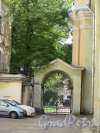 Большой пр., В.О., д. 1. Церковь Святой Екатерины. Фланкирующие ворота. фото август 2015 г.