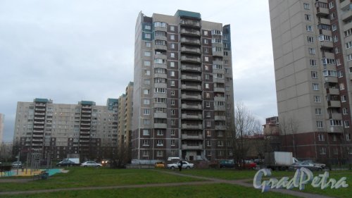Шуваловский проспект, дом 59, корпус 3. 14-этажный жилой дом 137 серии 1998 года постройки. 1 парадная. 83 квартиры. Фото 13 ноября 2015 года.