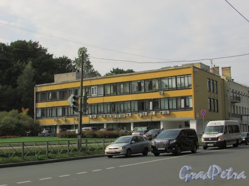 город Ломоносов, Дворцовый проспект, дом 30, литера А. Общий вид административного здания. Фото 18 сентября 2015 года.