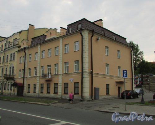 город Ломоносов, Дворцовый проспект, дом 42, литера Б. Фасад здания со стороны Дворцового проспекта. Фото 18 сентября 2015 года.