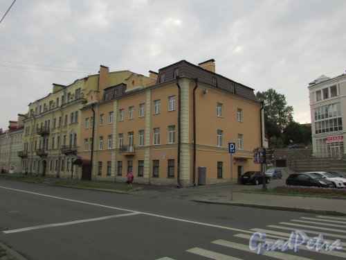 город Ломоносов, Дворцовый проспект, дом 40 (левый) и дом 42 (правый). Фасады зданий со стороны Дворцового проспекта. Фото 18 сентября 2015 года.