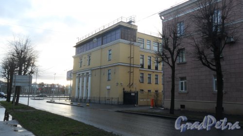 Приморский проспект, дом 29. 4-этажный жилой дом. Вид дома с улицы Академика Шиманского. Фото 7 декабря 2015 года.